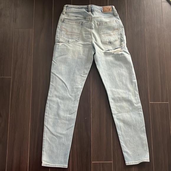 NWOT AMERICAN EAGLE Vintage hi-rise Light-wash Distressed Jeans (STRETCH) - Picture 3 of 10